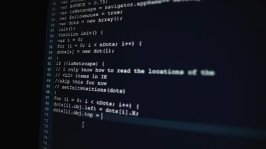 Internet Web sitesi ve akış görüntüleme programlama sürecinin yan görünüm. Makine kodları bilgisayar monitör. Soyut bilgisayar komut dosyası ve veritabanı üstünde belgili tanımlık perde.