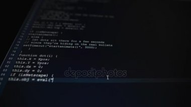 Bir karanlık bilgisayar ekranında yazarak, muhtemelen bazı programcı tipi klavye yeni program. Zaten 100 satırlık metin alır çünkü program çok tartmak