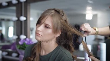 Kuaför Salonu. Saç uzmanı kız partiye yığar. Kuaför elebaşı özel kıvırmak demir aracılığıyla yapar..
