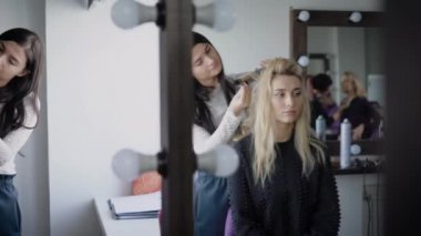 Siyah düz saçlı makyaj gibi boyalı kaşlar ok ruj özetlenebilir olan zaten bir makyaj yüzünde, Sarı saçlar, saç modeliyle yapar. Yakında, model-ecek edilmek dikkatsiz dalga
