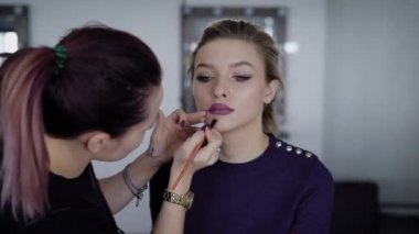 Güzel saç ve makyaj ile doğum günü partisine gitmek için makyaj, o zaman sonu model bekliyor. Makyöz yaptı krem nemlendirici, toz, maskara kullanım cımbız kirpik kıvırıcı
