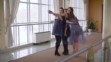 Güzel ama aptal modelleri farklı yüzleri ve yapmak selfie smartphone bir kız gibi davranarak. Moda sektöründe yeni gelenler podyuma çıkış arasında iyi eğlenceler.
