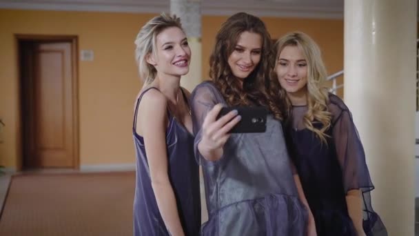 아름 다운 홀 로비 세 여자는 매우 아름 답다. 여자의 회사 멋진 파티 준비가 되었습니다. 출구 2 머리 불공평-갈색 머리는 selfie과 플레이 하기 전에 — 비디오