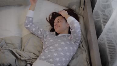 Küçük kız pijamayla, giyinmiş farklı renkteki balonları anne demet getirmek. Eğlenceli bir anne onları kadar helyum, tavana kadar sinek ile dolu balonları sağlar