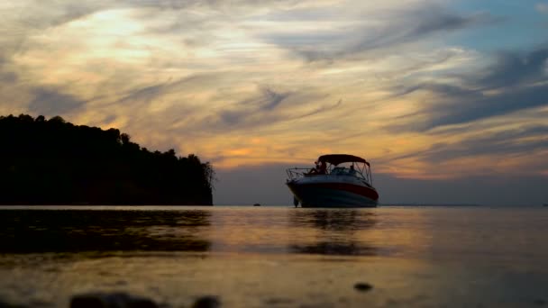 Grote luxejacht silhouet bij zonsondergang over de Oceaan. Prachtig leven, een weekend op uw eigen jacht. Rustig weer op een zomeravond. — Stockvideo