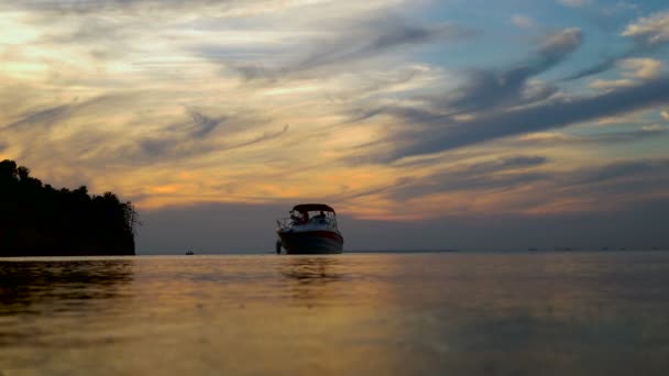 Stora lyxyacht siluett i solnedgången vid havet. Vackra liv, en helg på din egen båt. Lugnt väder en sommarkväll. — Stockvideo