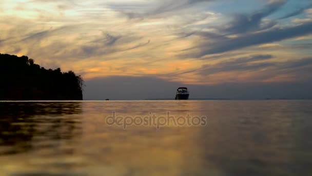 Grande silhouette Yacht di lusso al tramonto sull'oceano. Bella vita, un fine settimana sul proprio yacht. Tempo tranquillo in una sera d'estate . — Video Stock