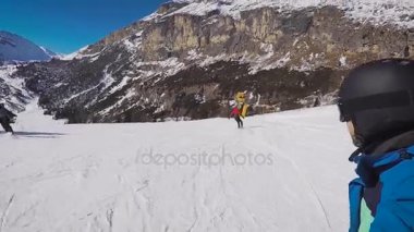 Kışın kullanıyor. Bir adam bir dağ tatil beldesinin karla kaplı yollar bir snowboard üzerinde inişli çıkışlı olduğunu. Ekstrem Kayak ve aktif yaşam tarzı, kan adrenalin Ekle.