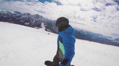 Kışın kullanıyor. Bir adam bir dağ tatil beldesinin karla kaplı yollar bir snowboard üzerinde inişli çıkışlı olduğunu. Ekstrem Kayak ve aktif yaşam tarzı, kan adrenalin Ekle.