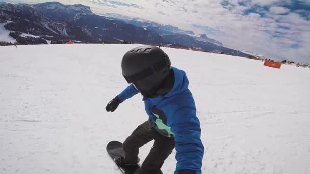 Катання на лижах в Альпах в зимовий період. Людина прокатки на сноуборді на засніжених стежок гірський курорт. Екстремальний спорт і активний спосіб життя, додати адреналін в крові. — стокове відео