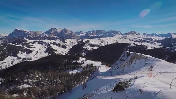 白雪皑皑的阿尔卑斯山峰一个视图。全景图的滑雪度假村区域. — 图库视频影像