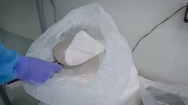 Gizli uyuşturucu laboratuvarı. Koruyucu kıyafetli adam toptan eroin ya da kokain scatters. Saf uyuşturucu kaçakçılığı Avrupa'ya gidecek