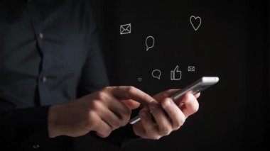 Kavramı, dijital online yaşam ve sosyal ağlar. Bir işadamı bir gömlek onun smartphone onun hesapları görüntülemek için kullanır. Animasyon şovları seviyor, yorum, abonelikler, reposts.