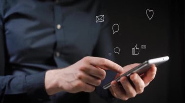Kavramı, dijital online yaşam ve sosyal ağlar. Bir işadamı bir gömlek onun smartphone onun hesapları görüntülemek için kullanır. Animasyon şovları seviyor, yorum, abonelikler, reposts.