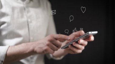 Kavramı, dijital online yaşam ve sosyal ağlar. Bir gömlek genç bir adam onun smartphone onun hesapları görüntülemek için kullanır. Animasyon şovları seviyor, yorum, abonelikler, reposts.