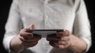 Kavramı, dijital online yaşam ve sosyal ağlar. Bir gömlek genç bir adam onun smartphone onun hesapları görüntülemek için kullanır. Animasyon şovları seviyor, yorum, abonelikler, reposts.