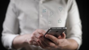Kavramı, dijital online yaşam ve sosyal ağlar. Bir gömlek genç bir adam onun smartphone onun hesapları görüntülemek için kullanır. Animasyon şovları seviyor, yorum, abonelikler, reposts.