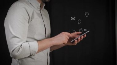 Kavramı, dijital online yaşam ve sosyal ağlar. Bir gömlek genç bir adam onun smartphone onun hesapları görüntülemek için kullanır. Animasyon şovları seviyor, yorum, abonelikler, reposts.