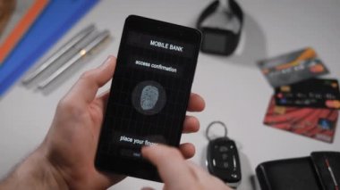 Güvenli ve hızlı internet erişimi, parmak tarama ile bankacılık mobil. Uygulama akıllı adam parmağını tarayıcıya uygular, program hesaplarına erişim sağlar.