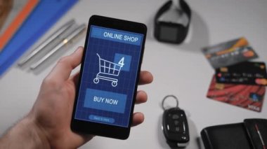 Smartphone'unuza üzerinde bir çevrimiçi mağaza alışveriş. Adam zaten ürünler tercih etmiş, sanal sepete olduklarını, parmak şimdi ödemek için düğmeye basmadan, işlem başarılı.