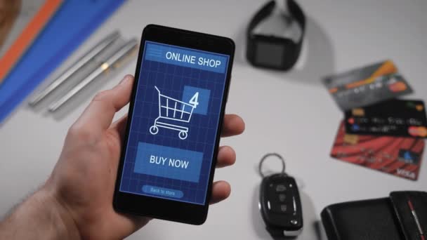 Faire du shopping dans une boutique en ligne sur votre smartphone. L'homme a déjà choisi les marchandises, elles sont dans le panier virtuel, le doigt appuie sur le bouton pour payer maintenant, la transaction est réussie . — Video