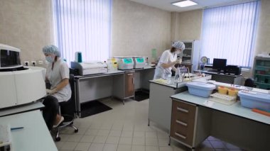 Tıbbi bir laboratuarda çalışmak. Hastalardan alınan örnekleri analiz nişanlandıklarını çerçevesinde, iki hemşire veya Doktor,.
