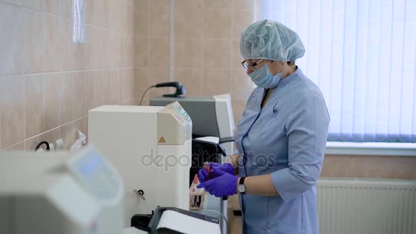 Werken in een medisch laboratorium. De specialist houdt zich bezig met de analyse van bloed. De verpleegkundige of arts werkt met de kolven gevuld met analyseert. — Stockvideo