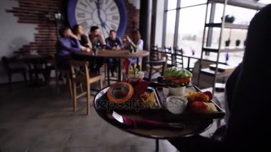 Konuklar için yiyecek getiren garson