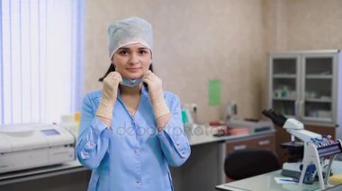 Hastane laboratuvar donatım ve mikroskop. Bir Yarım kesimli kadın doktor veya kız öğrenci portresi. Tipik bir öğrenci kameraya önce arar, sonra çalışma alanı'na gider.