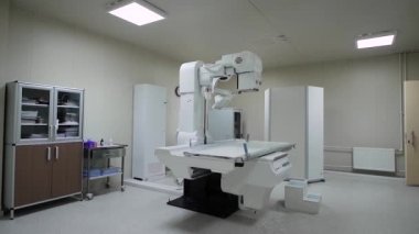 Bir röntgen cihazı x-ışınları ve x-ışınları zayıflama derecesini kayıt aralarında geçirerek vücudun anatomik yapıları görüntülemek için gereken.