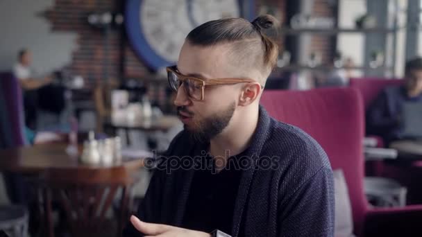 Det första datumet i caféet. Killen försöker imponera på flickan, säger han något känslomässigt. Ett par i en vacker restaurang, — Stockvideo