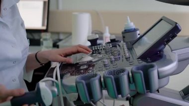Aygıt için ultrason Tanı Denetim Kurulu kapatın. Dönüştürücü elinde tutan ve ultrason için tıbbi cihazlar kullanılıyor ve hasta viseral organların tarama Beyaz önlük doktor.
