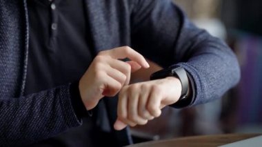 Hızlı bir şekilde telefon gelen postayı denetlemek için akıllı bir saat iletilerde tarar atış businessmans eller yukarı kapatın