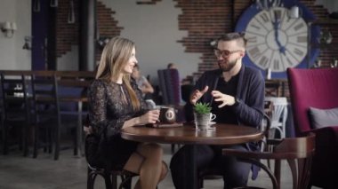 Eski arkadaşlar akşam yemeği restoranda öğle yemeği molası sırasında yaşıyorsanız, erkek ve kadın bir fincan kahve üzerinden birbirlerine ilgi konular üzerinde konuşmak
