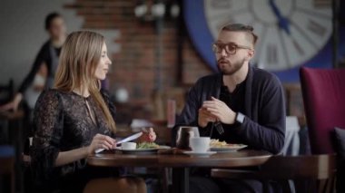 Aşık genç bir çift büyük bir kafede bol bir yemek yedim, zavallı görme ve akıllı birde onun elinde olan bir adam için güzel bir kadın eğlenceli bir hikaye anlatır