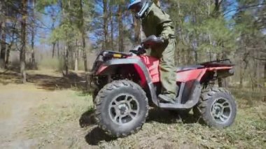Sonbahar orman. Atv özel formda adam. Yarışçı oduna yarış quad bisiklet sürmek..