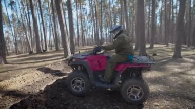 Sonbahar günü. İskele. Engeller. Adam Atv yarış engellerin üzerinden geçer.