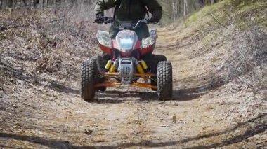 İskele. Off road arazi. Atv adam. Üzerinde yol arazi özel araba yarışçısı çalışmaları.