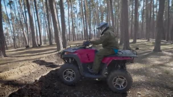 Podzimní den. Lešení. Překážek. Muž na závodní Atv prochází přes překážky. — Stock video