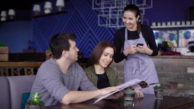 Masada oturan iki insanlardan emir alan garson