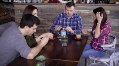 Dört arkadaş birlikte kahve içme