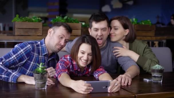 Grupo de amigos tomando selfie en el restaurante — Vídeos de Stock