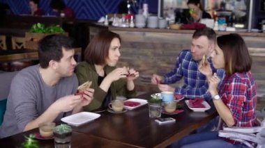 Gençler birlikte akşam yemeği