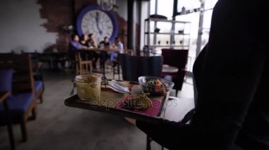 Kırpma garson teslim gıdaların vurdu