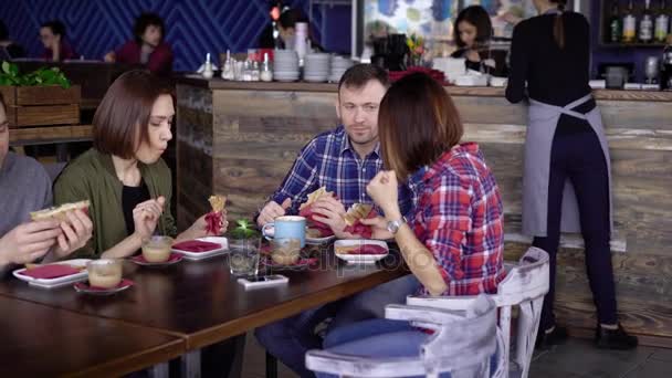 Groep mensen samen eten in restaurant — Stockvideo