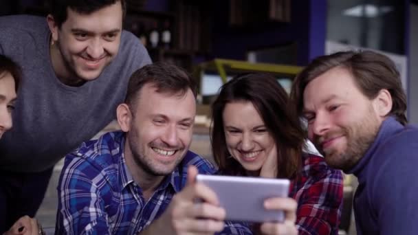 Amis souriants prenant autoportrait dans le café — Video