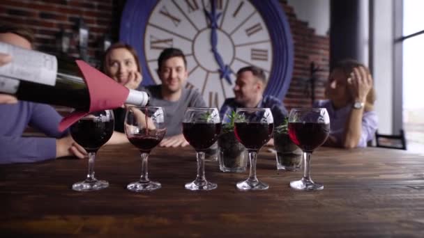 Servidor derramando vinho para clientes — Vídeo de Stock