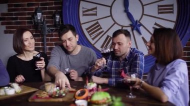 Şarap içme ve yemek gülümseyen arkadaşlar