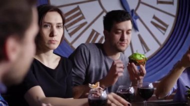 Birlikte akşam yemeği sırasında yemek insanlar