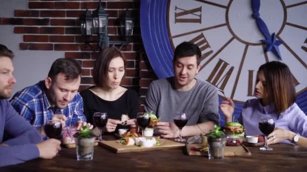 Fiatal cég vacsorázik együtt étteremben — Stock videók